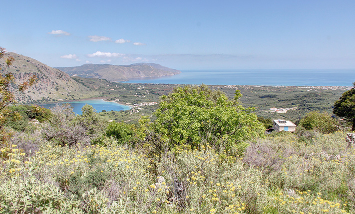 DRAMATIC VIEWS FROM A LUXURIOUS PLOT
