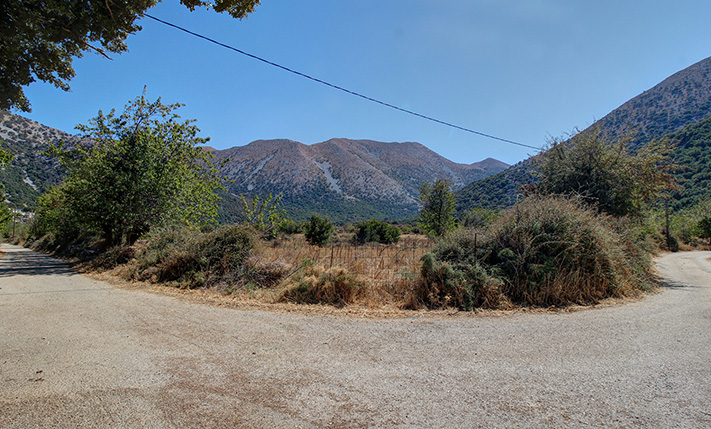 FLACH & FRUCHTBAR, LAND AUF DEM ASKIFOU-PLATEAU