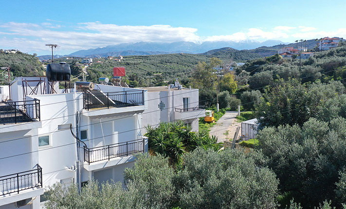 ΕΛΑΙΩΝΑΣ ΜΕ ΘΕΑ ΘΑΛΑΣΣΑ ΣΕ ΤΟΥΡΙΣΤΙΚΟ ΣΗΜΕΙΟ