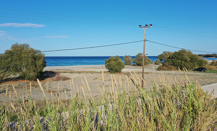 FOR A LUXURIOUS VILLA IN FRONT OF A SANDY BEACH