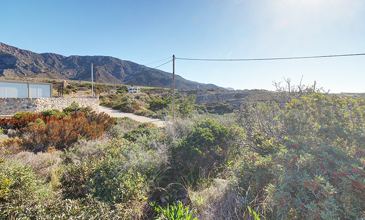 READY-TO-BUILD SURROUNDED BY MODERN HOUSES
