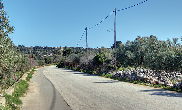 NORTH-FACING MILDLY SLOPED PLOT WITH SEA VIEWS