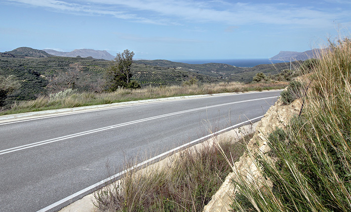 ΜΙΚΡΟ ΧΩΡΑΦΙ ΜΕ ΘΕΑ ΣΕ ΔΡΟΜΟ ΜΕ ΚΙΝΗΣΗ