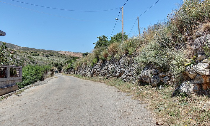 ΥΠΕΡΥΨΩΜΕΝΗ ΓΩΝΙΑ ΣΤΟΝ ΔΡΟΜΟ ΓΙΑ ΜΕΝΙΕΣ