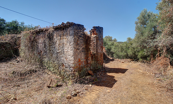 ΓΗ ΜΕ ΕΡΕΙΠΩΜΕΝΟ ΚΤΙΣΜΑ ΣΤΗΝ ΑΚΡΗ ΤΟΥ ΧΩΡΙΟΥ
